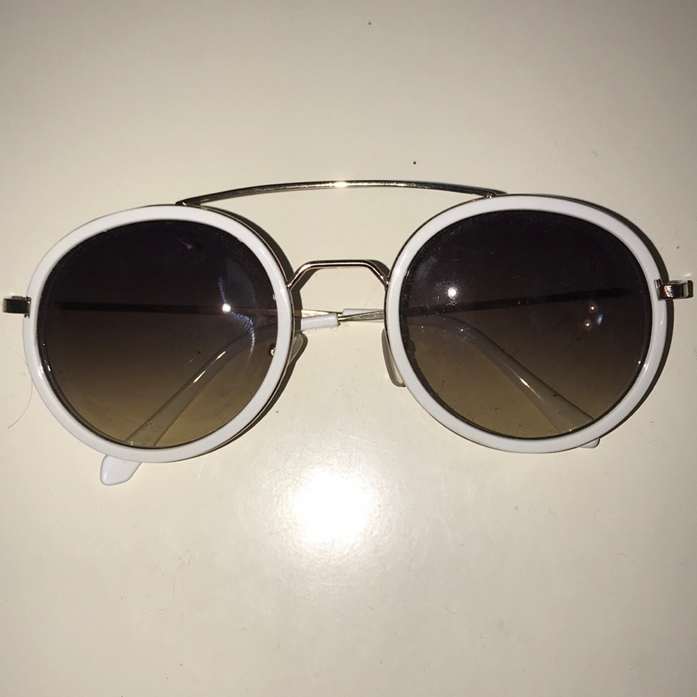 White round sunglasses